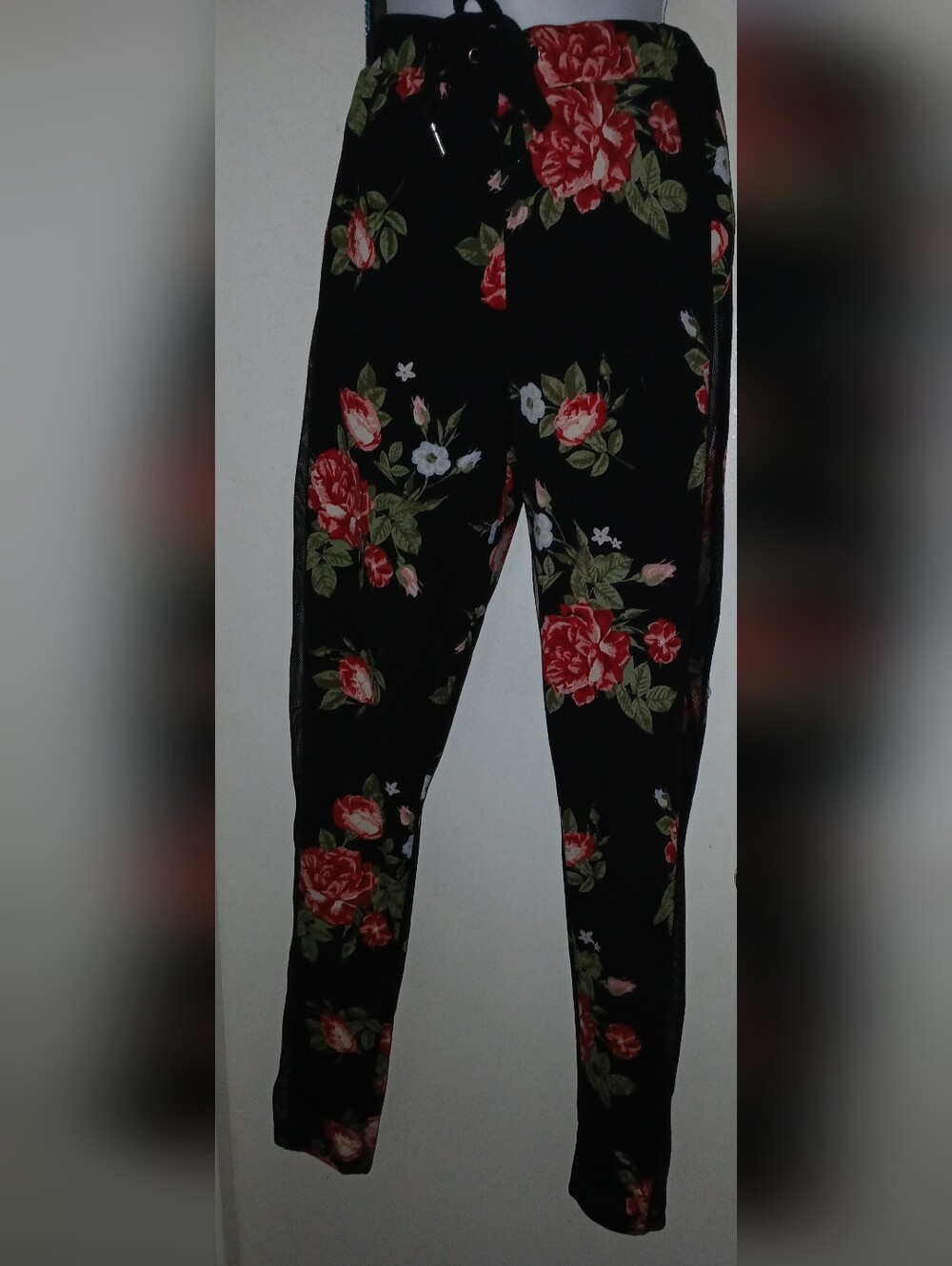 Pre-loved Floral Print Black Leggings with Red Rose Pattern